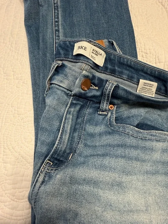 BKE Women's Flared Jeans in Light Blue Wash - Picture 3 of 7